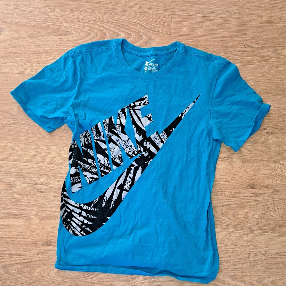 Nike big logo t